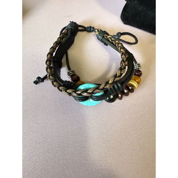 Multi-strand  leather bracelet with a turquoise howlite nugget - Picture 2 of 4